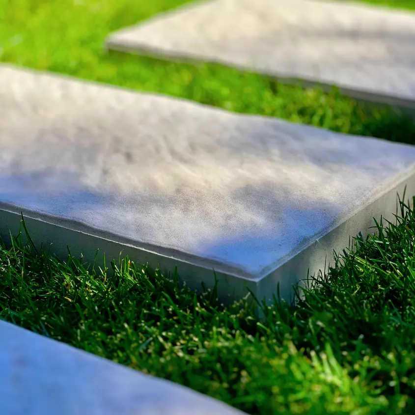 Фото 2 пошаговая плита Stone Светлая Галька на садовой дорожке шахматкой