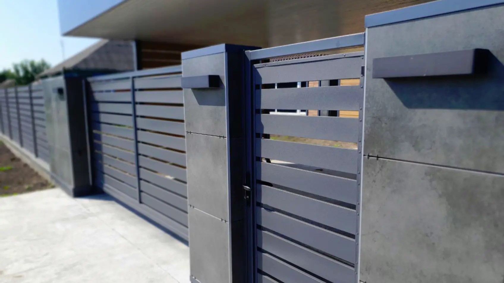 Фото 1 Забор ранчо металлопланкен 7024 МАТТЕ Серый Графит двусторонний матовый с откатными воротами