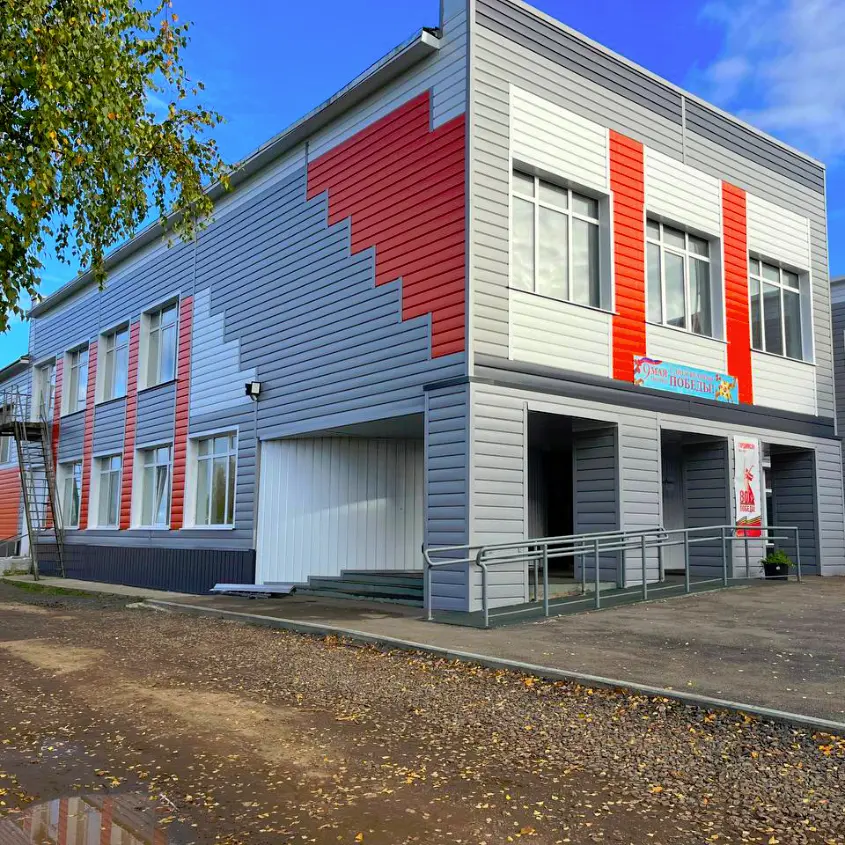 Фото 2 фасад МБОУ СОШ из металлосайдинга Евро-Брус под брус